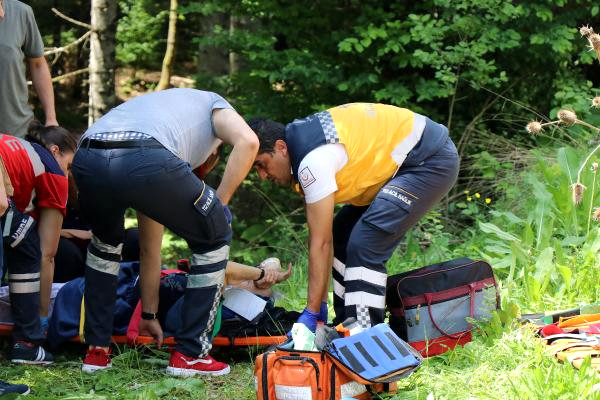 Ağaca Çarpan Cipteki 3 Kişi Yaralandı
