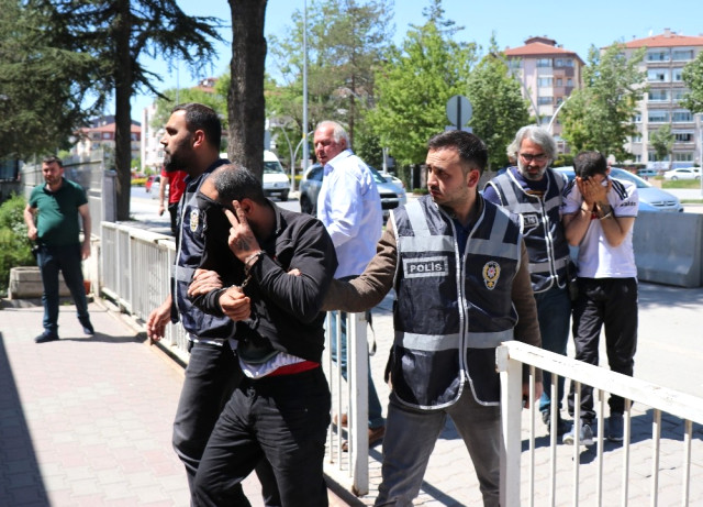 Döşedikleri Tesisatları Çalarken Yakalandılar