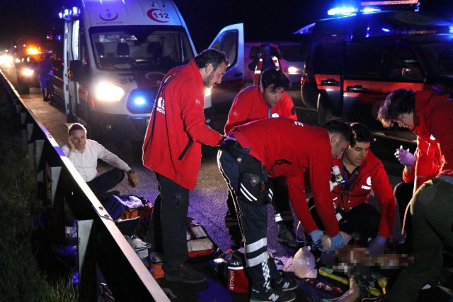 Kaza Yapan Otomobilden Kaçarken Tıra Çarptı: 3 Yaralı