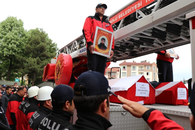 Şehit İtfaiyeciler Gözyaşları İçinde Son Yolculuklarına Uğurlandı