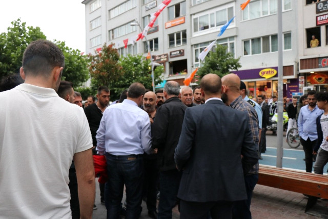 Hdp’liler ile Karşıt Görüşlü Grup Cadde Ortasında Birbirine Girdi