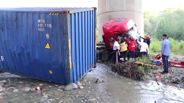 Yoldan Çıkan Tır Viyadükten Dereye Düştü – Bolu