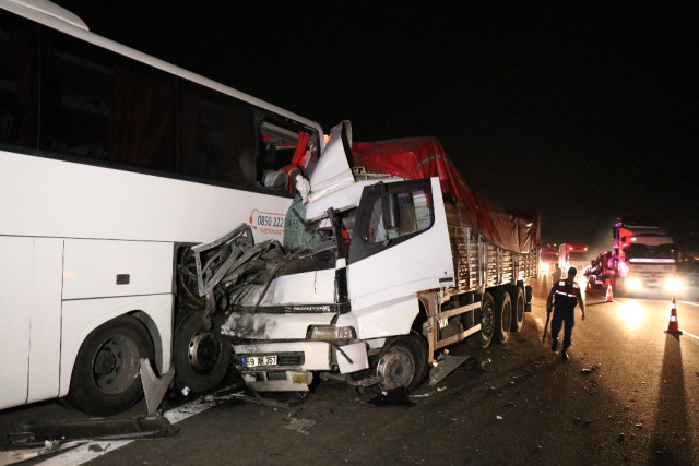 Kamyon Emniyet Şeridindeki Otobüse Çarptı: 1 Ölü, 4 Yaralı