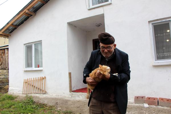 Ali Dede, Yeni Evinde Kedileriyle Yaşıyor