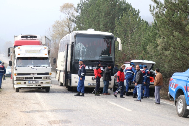 Bolu’da Öğrencileri Taşıyan Otobüs Zincirleme Kazaya Karıştı: 11 Yaralı