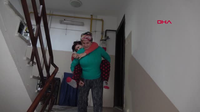Engelli Kardeşini 4 Katlı Apartmandan Sırtında İndirip, Çıkarıyor