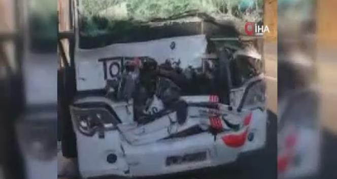Yolcu otobüsü ile tır çarpıştı: 17 yaralı