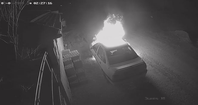 Benzin döküp otomobili yaktı