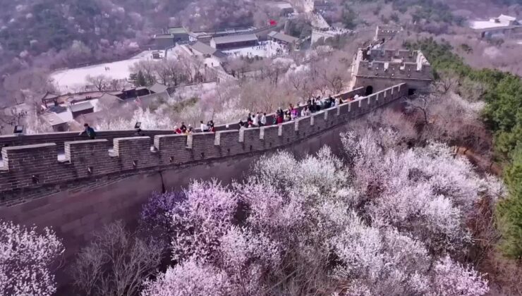 Baharın Gelişiyle Çin Seddi’ni Ziyaret Eden Turistlerin Sayısı Arttı