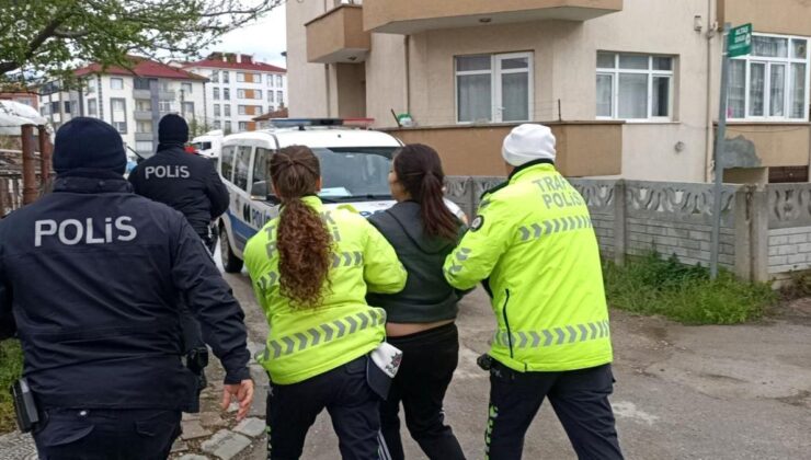 Kaza yapan şoför kendini araca kilitledi, gruplar uzun mühlet uğraştı