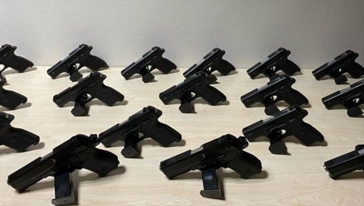 Bolu’da durdurulan oto kurtarıcıda 17 ruhsatsız tabanca ele geçirildi