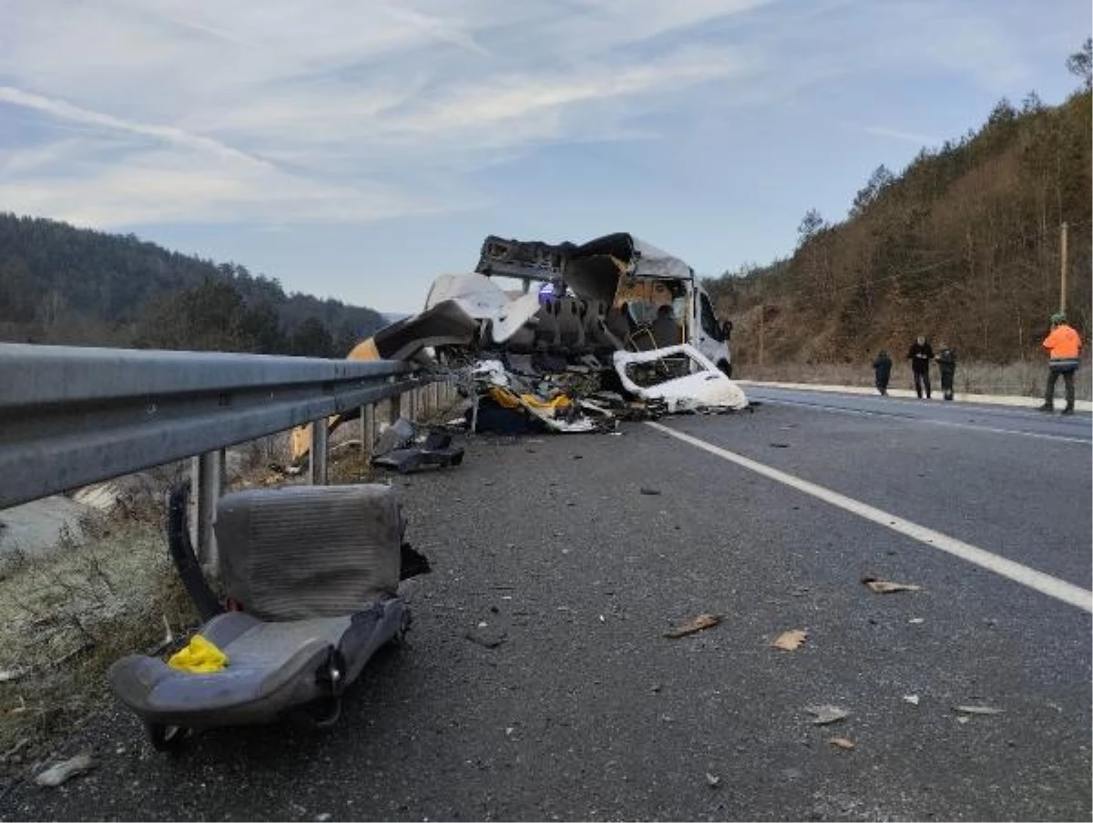 Bolu’da Yem Kamyonu Minibüse Çarptı: 1 Meyyit, 4 Yaralı