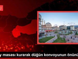 Okey masası kurarak düğün konvoyunun önünü kestiler
