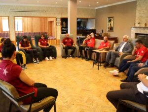 Bolu Valisi ve Vilayet Gençlik Spor Müdürü, Büyük Kadınlar Güreş Ulusal Ekibi’ni ziyaret etti