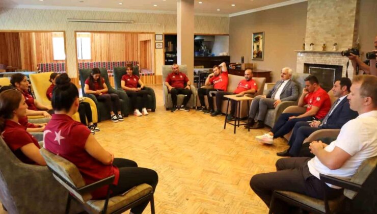 Bolu Valisi ve Vilayet Gençlik Spor Müdürü, Büyük Kadınlar Güreş Ulusal Ekibi’ni ziyaret etti