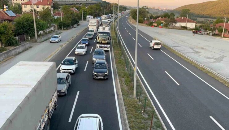 Anadolu Otoyolu’nda Trafik Kuyruğu Oluştu