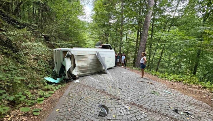 Antalya’dan Yedigöller’e gelen çift kaza geçirdi