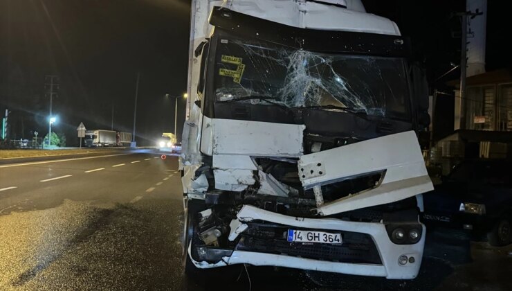 Bolu Dağı’nda freni tutmayan tır taksiye çarptı: 1 yaralı