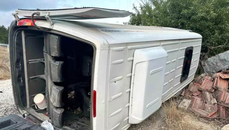Bolu-Mudurnu karayolunda minibüs ile traktör çarpıştı: 15 yaralı