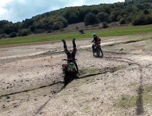 Bolu’da arazi motosikletiyle takla atan şoför arkadaşlarını güldürdü