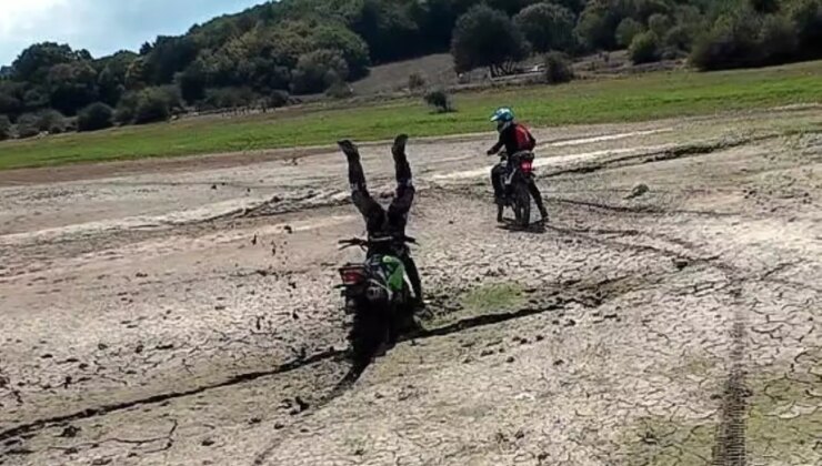 Bolu’da arazi motosikletiyle takla atan şoför arkadaşlarını güldürdü