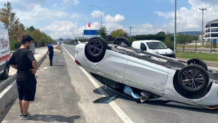 Bolu’da Kaldırıma Çarpan Araba Tepetaklak Oldu