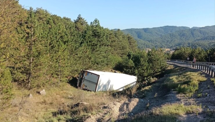 Bolu’da şarampole devrilen tırın şoförü yaralandı