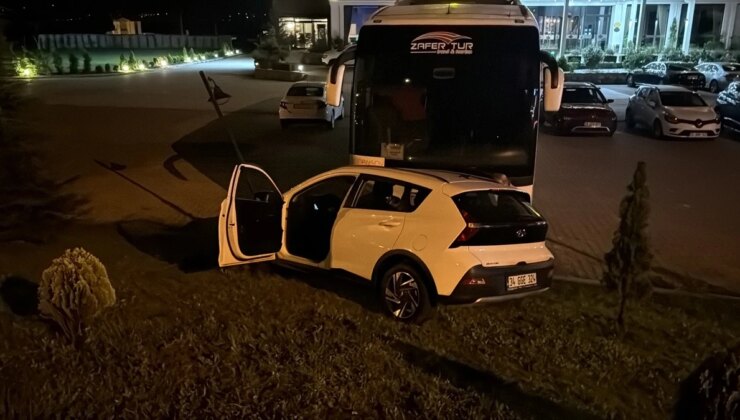 Bolu’da Şoförü Uyuyan Araba Aydınlatma Direğine ve Otobüse Çarptı