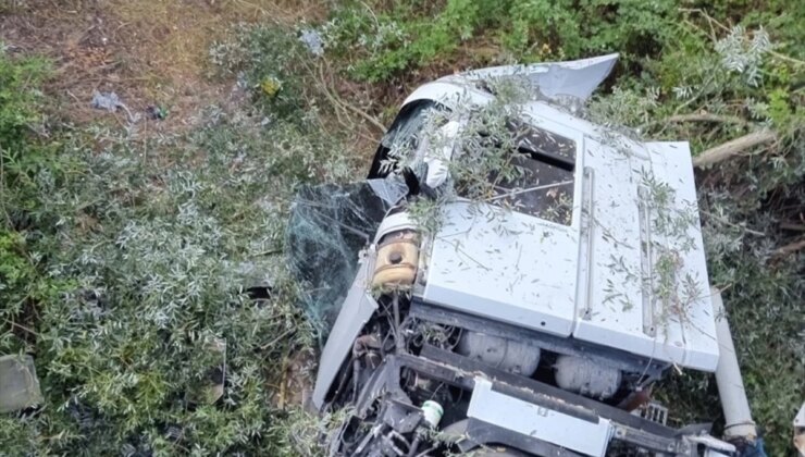Bolu’da tır tilkiye çarpmamak için dere yatağına devrildi