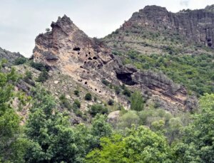 Bolu’daki tarihi kaya oymaları ‘1. Derece Arkeolojik Sit Alanı’ olarak belirlendi