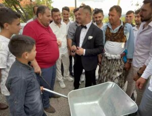 Düğün Konvoyunda 10 Yaşındaki Çocuk Damadın El Otomobilini Parayla Doldurmasını İstedi