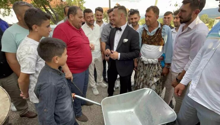 Düğün Konvoyunda 10 Yaşındaki Çocuk Damadın El Otomobilini Parayla Doldurmasını İstedi