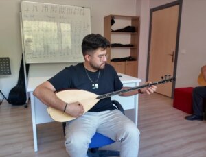 Mudurnu’da Yaşı İlerlemiş Bireyler ve Çocuklar Bağlama Kursunda Buluşuyor