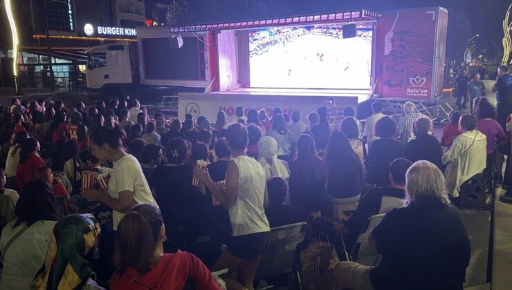 Paris 2024 Olimpiyat Oyunları’nda Türkiye-İtalya Bayanlar Voleybol Yarı Finali Dev Ekrandan İzlendi