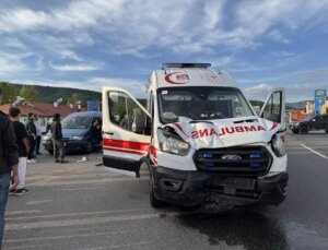 Bolu’da Ambulans ile Hafif Ticari Araç Çarpıştı: Bir Yaralı