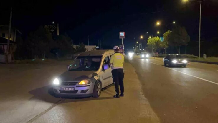 Bolu’da D-100 Karayolu’nda yapılan kontrolde kurallara uymayan şoförlere cezai süreç uygulandı