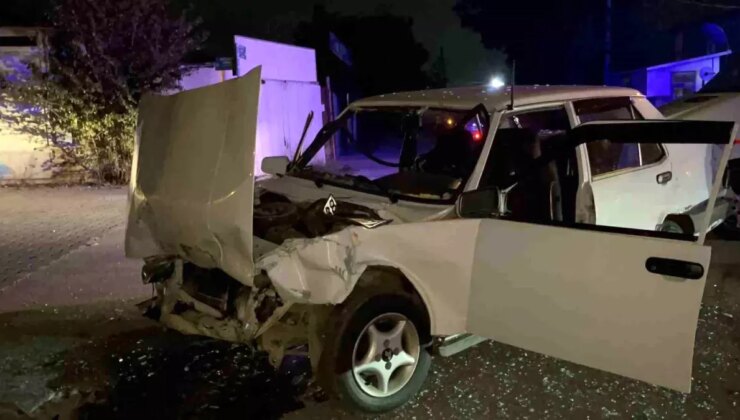 Bolu’da Kamyonet ile Çarpışan Tofaş Araba Ezildi, 3 Yaralı