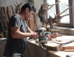 Emekli Polis, Selden Getirdiği Ağaçlarla Dekoratif Eserler Tasarlıyor