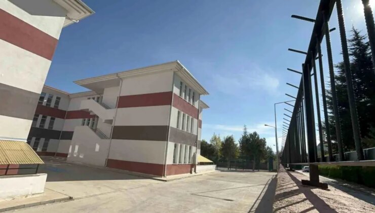 Bolu’da İlkokul Öğrencisi Yangın Merdiveninden Düşerek Yaralandı