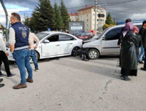Bolu’da Kavşakta Trafik Kazası: Maddi Hasar, Yaralı Yok