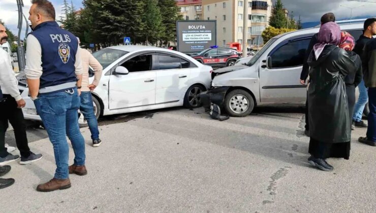 Bolu’da Kavşakta Trafik Kazası: Maddi Hasar, Yaralı Yok