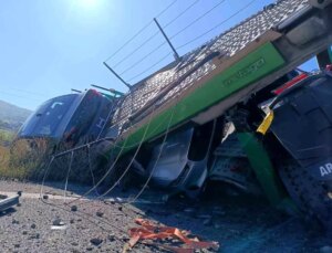 Bolu’da Lüks Araçları Taşıyan Tır Devrildi