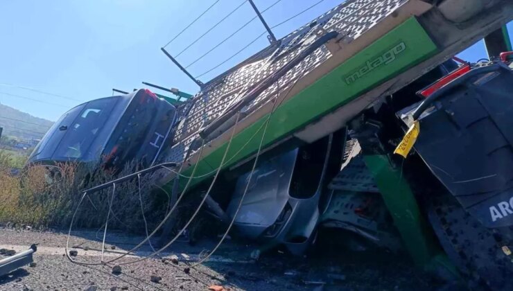 Bolu’da Lüks Araçları Taşıyan Tır Devrildi