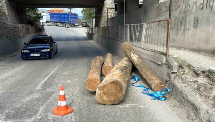 Bolu’da Tır Alt Geçitten Geçerken Yük Düşürdü