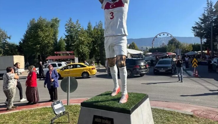 Bolu’da ulusal futbolcu Melih Demiral’ın heykeli dikildi
