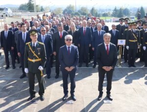 Doğu Marmara ve Batı Karadeniz’de Cumhuriyet Bayramı münasebetiyle çelenk sunma merasimleri yapıldı