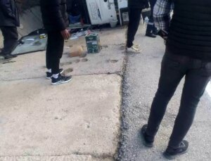 Bolu’da Canlı Tavuk Nakil Kamyonu Devrildi: Şoför Yaralandı, Yüzlerce Tavuk Telef Oldu