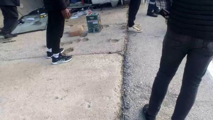 Bolu’da Canlı Tavuk Nakil Kamyonu Devrildi: Şoför Yaralandı, Yüzlerce Tavuk Telef Oldu
