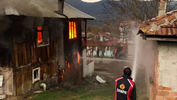 Bolu’da Yangın: Ahşap Konut Kullanılamaz Hale Geldi