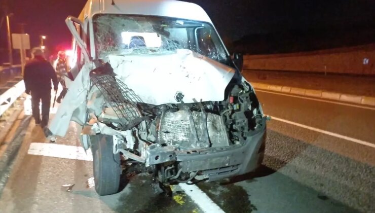 Gerede’de Minibüs İneğe Çarptı: 4 Yaralı